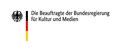 Logo der BKM (Die Beauftragte der Bundesregierung für Kultur und Medien) mit dem Bundesadler links und schwarzem Text auf weißem Hintergrund mit goldenem vertikalem Akzent - das offizielle Zeichen der deutschen Bundeskulturbeauftragten