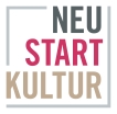 Logo "NEUSTART KULTUR" mit klarem, modernem Design - "NEU" in grau, "START" in weinrot und "KULTUR" in goldbraun auf weißem Hintergrund, das offizielle Förderprogramm-Logo für kulturelle Projekte und Institutionen in Deutschland.