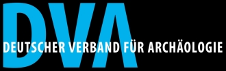 Logo des DVA (Deutscher Verband für Archäologie) mit türkisfarbenem "DVA"-Schriftzug und weißem Text "DEUTSCHER VERBAND FÜR ARCHÄOLOGIE" auf schwarzem Hintergrund - das offizielle Markenzeichen des deutschen archäologischen Fachverbands.