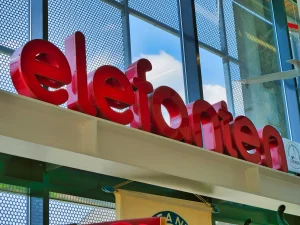Große rote 3D-Buchstaben "elefanten" als Markenschriftzug an der modernen Glasfassade des Schuhmuseums - markantes Branding der bekannten deutschen Kinderschuhmarke.