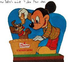 Eine vintage Disney-Illustration mit Mickey Mouse und einem kleinen Bären, die gemeinsam am Tisch sitzen und ein Micky Maus Magazin lesen