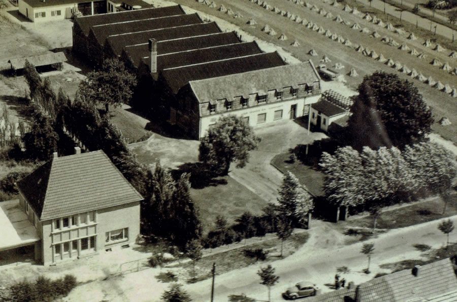 Historische Luftaufnahme des Rogmann-Fabrikgeländes mit Produktionshallen, Verwaltungsgebäude und parkähnlicher Anlage.