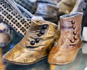 Ein paar antike Damenschuhe